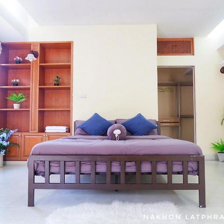 Nakhon Latphrao Hostel Bangkok Exterior photo