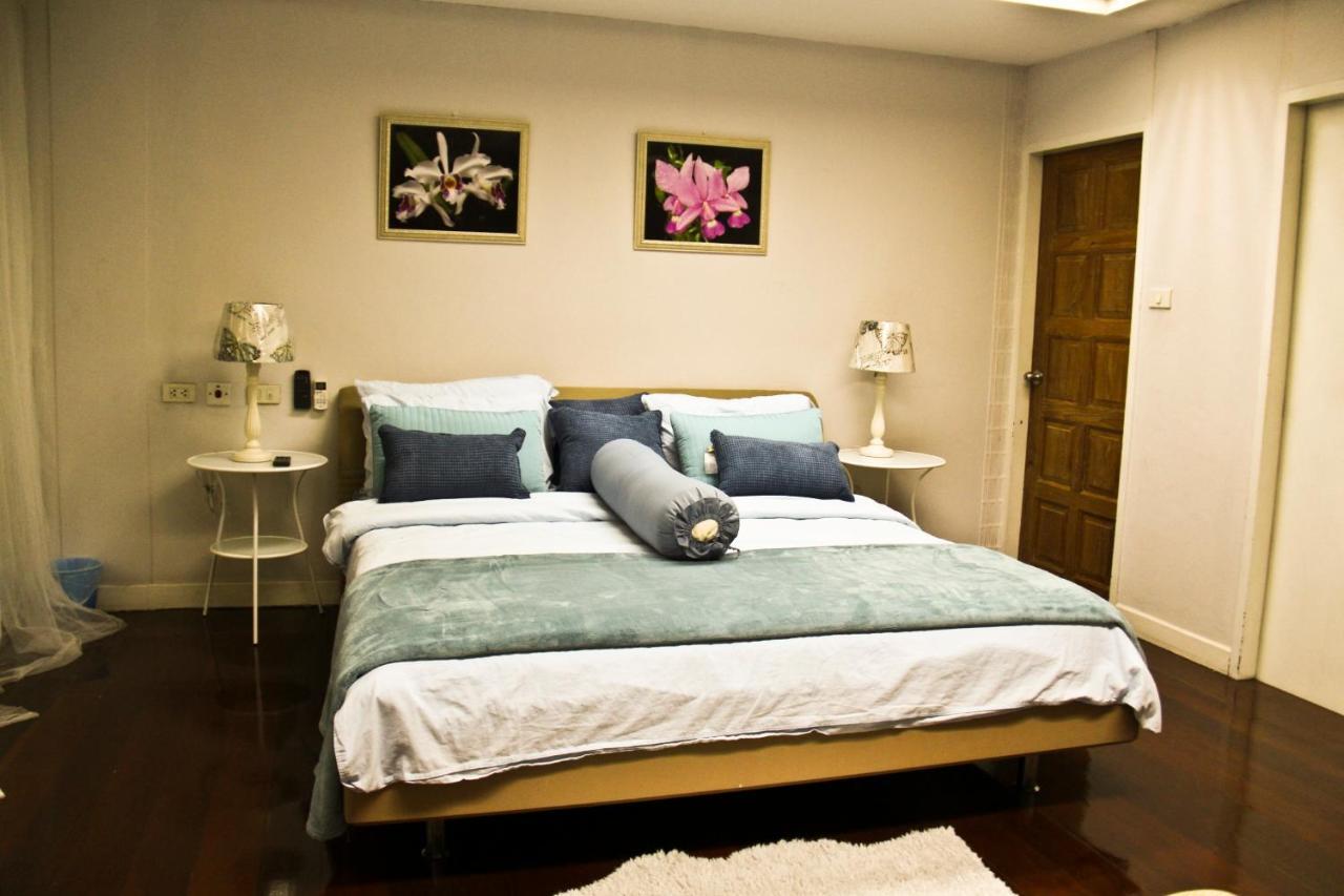 Nakhon Latphrao Hostel Bangkok Exterior photo