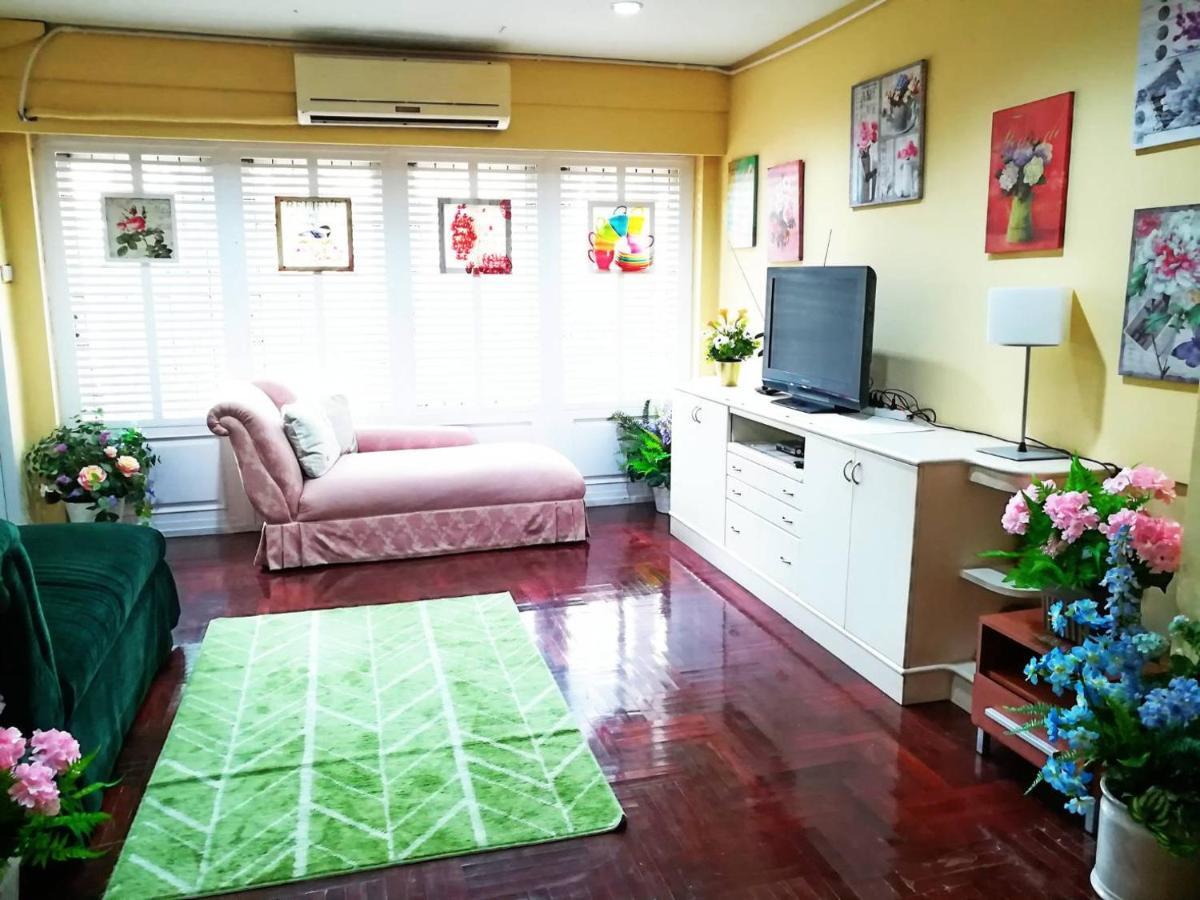 Nakhon Latphrao Hostel Bangkok Exterior photo